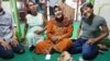 Ibu Shinta (tengah) dikelilingi para siswanya di satu-satunya pesantren di Indonesia untuk siswa transgender. Ia membuka pesantren ini di rumahnya di Yogyakarta. (K. Varagur/VOA)