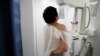 Chụp mammogram để phát hiện ung thư vú.