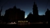 Wilayah pusat kota terlihat gelap gulita setelah infrastruktur listrik terkena serangan rudal Rusia di Lviv, Ukraina 10 Oktober 2022. (Foto: REUTERS/Roman Baluk)