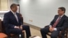 Novi američki izaslanik Gabriel Escobar tokom razgovora sa novinarom Glasa Amerike Arbenom Xhixhom.