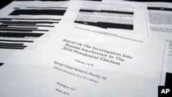 Empat halaman laporan Jaksa Khusus Robert Mueller tampak di meja saksi di ruang Komite Intelijen DPR AS di Capitol Hill, Washington, 18 April 2019.
