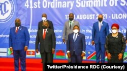 Président Félix Tshisekedi (na molongo wa yambo mpe na gauche) na bakonzi basusu ba bikolo bya SADC na likita lya mbala 21 na Lilongwe, Malawi, 17 août 2021 (Twitter/Présidence RDC)
