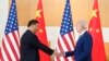 Presiden AS Joe Biden (kanan), berjabat tangan dengan Presiden China Xi Jinping saat bertemu di sela-sela KTT G20 di Nusa Dua, Bali, Senin, 14 November 2022. (AP/Alex Brandon)