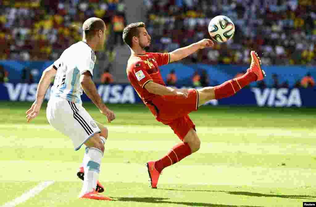 Belgiyalik Drays Mertens Argentina darvozasiga qarata jarima to&#39;pini tepmoqda, 5-iyul, 2014-yil.