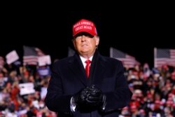 Presiden Donald Trump berkampanye di Bandara Kenosha, Wisconsin, Senin, 2 November 2020.