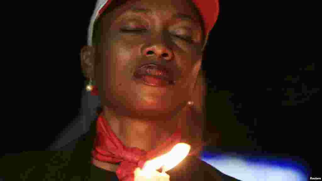 Wata mata a wurin adua’ar karamta Ameyo Adadevoh, da sauran wadanda suka kamu da cutar Ebola a Abuja, 26, ga Agusta 2014.