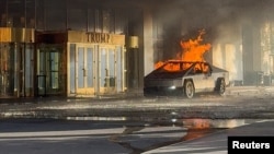 Api melalap Cybertruck Tesla yang meledak di luar Trump International Hotel Las Vegas di Las Vegas, Nevada, pada 1 Januari 2025. (Foto: Alcides Antunes/via Reuters)