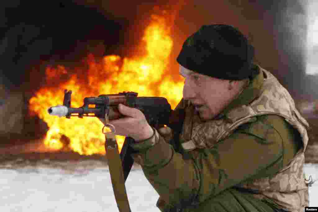 A newly mobilized soldier trains at the 169th weapons&nbsp; training center for Ukrainian ground forces at &quot;Desna&quot; in the Chernihiv region, about 100km north of Kyiv, Ukraine, Feb. 13, 2015.