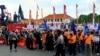 Sejumlah buruh menggelar aksi di depan Gedung Negara Grahadi pada peringatan Hari Buruh Internasional, 1 Mei 2019 (foto: VOA/Petrus Riski).