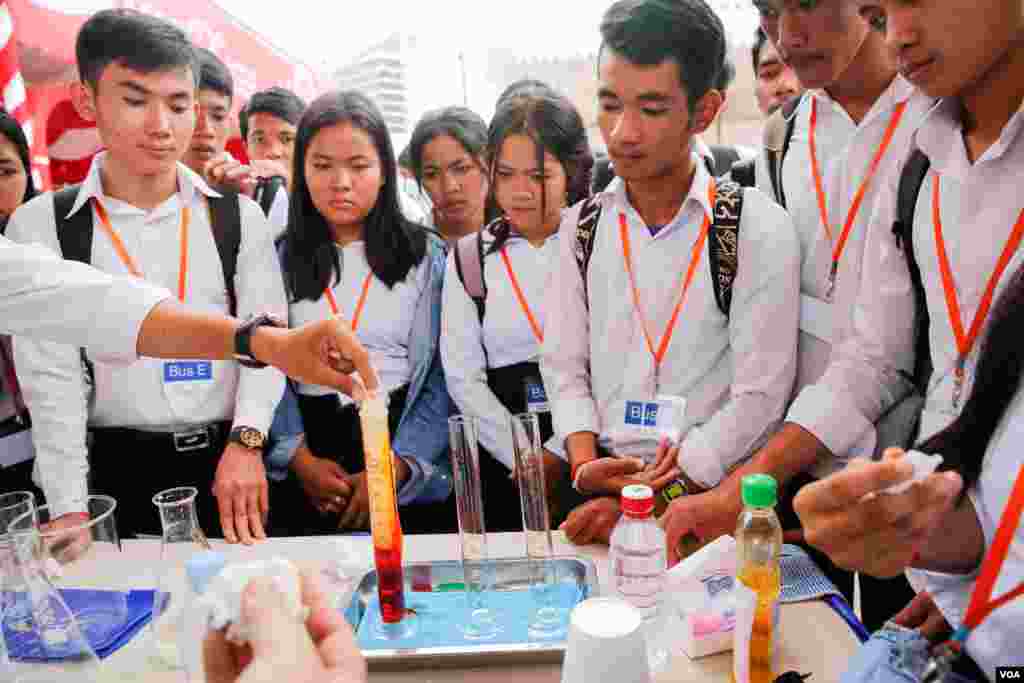 Science experiments took place at the 3rd Science and Engineering Festival in Phnom Penh on March 09, 2017. (Hean Socheata/VOA Khmer)