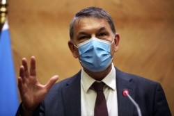 Philippe Lazzarini, Komisaris Jenderal Badan Bantuan dan Pekerjaan PBB untuk Pengungsi Palestina di Timur Dekat (UNRWA) dalam konferensi pers bersama dengan Menteri Luar Negeri Yordania Ayman Safadi, di Amman, Yordania, 12 Desember 2020. (REUTERS/Muhammad Hamed)