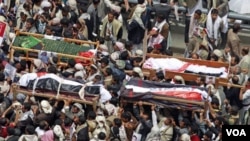Para demonstran anti-pemerintah melakukan upacara pemakaman bagi pengikut kepala suku Sadeq al-Ahmar yang tewas dalam bentrokan dengan pasukan Yaman di Sanaa (27/5).