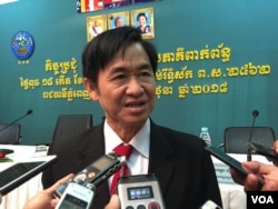 FILE: Hang Puthea talks to journalists after the meeting at National Election Committee on 27 June 2018. (Kann Vicheika/VOA Khmer)