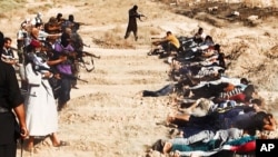 Foto dari situs internet ISIS menunjukkan militan ISIS menawan puluhan tentara Irak (foto: dok).