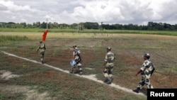 Satuan Keamanan Perbatasan India berjalan melintasi perbatasan terbuka dengan Bangladesh untuk menghadiri sebuah rapat di Bengal Barat, India, 20 Juni 2015. (Foto:Dok)