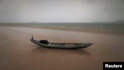 Kapal nelayan di tengah hujan badai di pantai timur Pulau Natuna Besar.
