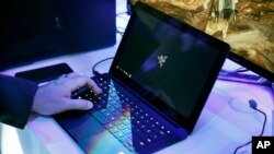 Inggris akan melarang penumpang membawa laptop dan perangkat elektronik besar lainnya ke dalam kabin pesawat (foto: ilustrasi).