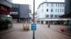 Area perbelanjaan utama di pusat kota Essen, Jerman, terlihat sepi akibat pembatasan di tengah pandemi COVID-19, 11 Maret 2021. (REUTERS / Wolfgang Rattay)
