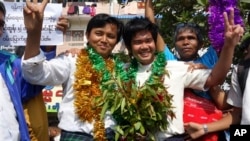 ကိုအောင်မင်းနိုင် (ဘယ်)၊ ကိုရန်နိုင်ထွန်း (ညာ)။