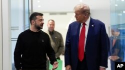 Presiden Ukraina Volodymyr Zelenskyy bertemu dengan Presiden As Donald Trump di Trump Tower, New York, pada 27 September 2024. (Foto: AP/Julia Demaree Nikhinson)
