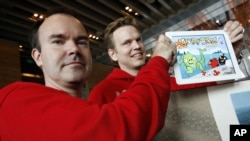 Peter Vesterbacka, direktur pemasaran perusahaan Mighty Eagle (kiri) dan Henri Holm, wakil presiden senior Rovio Asia, menunjukkan versi terbaru permainan Angry Birds pada pembukaan kantor cabang Rovio, yang memproduksi permainan tersebut, di Shanghai. (AP/Eugene Hoshiko)