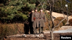 Tentara Korea Utara memperhatikan ke arah Selatan, Panmunjom tujuan tentara Korea Utara yang membelot pada 13 November 2017.