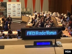 Wonder Woman ditunjuk sebagai Duta Besar Kehormatan PBB untuk Pemberdayaan Perempuan dan Anak Perempuan, 21 Oktober 2016, di markas besar PBB di New York. (M. Besheer/VOA)