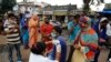 Seorang petugas medis tampak tengah memberikan vaksin COVID-19 kepada warga dalam program vaksinasi yang dijalankan di Ahmedabad, India, pada 31 Agustus 2021. (Foto: AP/Ajit Solanki)