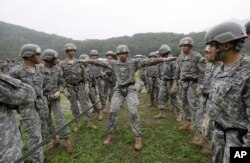 2015年7月24日驻韩美军第2步兵师的军人参加训练。