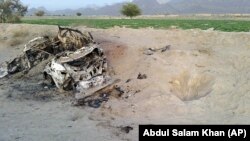 Mulla Muhammad Axtar Mansur o'tirgani aytilgan avtomobil AQSh havo hujumidan so'ng, Balujiston, Pokiston, 22-may, 2016-yil