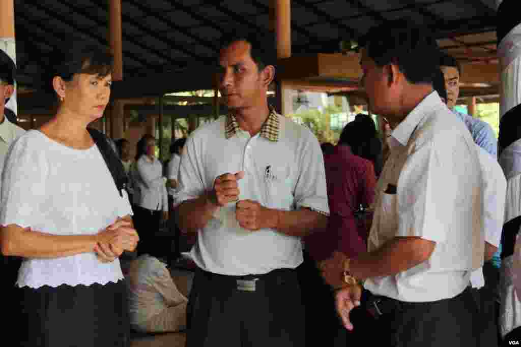 Mou Sochua, (left) Cambodia National Rescue Party member and Am Sam Ath, (middle) lead investigator for the rights group Lichado &nbsp;joins Chan Soveth&rsquo;s human investigator for local NGO, Adhoc, December​ 11, 2014. &nbsp;(Nov Povleakhena/VOA Khmer)