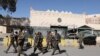 Para tentara pasukan pemberontak Houthi tampak berjalan melewati Kedutaan Besar AS di Sanaa, Yaman, pada 18 Januari 2021. (Foto: Reuters/Khaled Abdullah)