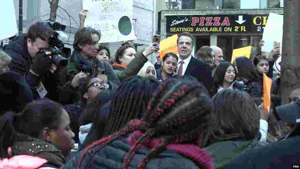 New York Governor Andrew Cuomo with students protesting against gun violence in schools in New York City, March 14, 2018. (Photo: Yuan Ye / VOA) 