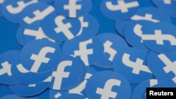Stiker logo Facebook dalam konferensi pengembang Facebook Inc's F8 di San Jose, California, 30 April 2019.