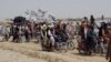 Tolibon tarafdorlari harakatning oq bayrog'i bilan Pokiston-Afg'oniston chegarasida. 14-iyul, 2021. 