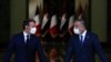 Presiden Perancis Emmanuel Macron (kiri) dan Perdana Menteri Irak Mustafa al-Kadhimi dalam konferensi pers di Baghdad, Irak, 2 September 2020. (REUTERS / Gonzalo Fuentes / Pool)