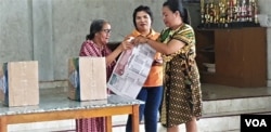 Sosialisasi tata cara pencoblosan surat suara kepada warga desa Maliwuko, Kabupaten Poso, Sulawesi Tengah. (14/4) (Foto: VOA/Yoanes Litha)