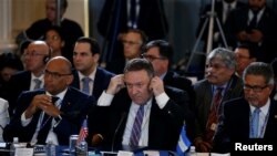 Sekretè Deta Mike Pompeo (nan mitan) ki t ap asiste yon sesyon espesyal l'OEA sou Venezuela jedi 24 janvye a. (Foto: Washington D.C., 24 janvye 2019),,