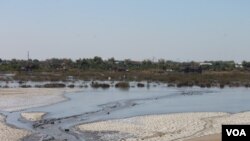 Luapan lumpur panas Lapindo Brantas mengalir ke arah utara menuju permukiman di Desa Gempolsari, Sidoarjo. (VOA/Petrus Riski)