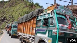 لائن آف کنٹرول کے پار سے ٹرکوں کا قافلہ تجارتی سامان لا رہا ہے۔