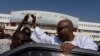 Le député socialiste sénégalais et membre de la coalition au pouvoir, Barthélemy Dias, salue les sympathisants alors qu'il quitte le palais de justice de Dakar le 1er décembre 2016.