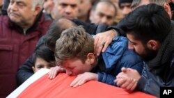 Keluarga dan kerabat Ayhan Akin, salah satu korban tewas dalam serangan Tahun Baru di kelab malam Reina di Istanbul, terlihat berduka saat menghadiri prosesi pemakamannya, 1 Januari 2017. (AP Photo)