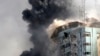 Gedung tempat kantor berita Associated Press dan sejumlah media lainnya di Kota Gaza ambruk setelah terkena serangan udara Israel, Sabtu, 15 Mei 2021. (Foto: Hatem Moussa/AP)