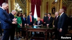 Трамп подписывает указы