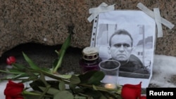 Ljudi se okupljaju kod spomenika žrtvama političkih represija nakon smrti Alekseja Navalnog u Sankt Peterburgu