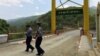 Polisi Myanmar memeriksa sebuah jembatan di negara bagian Chin Myanmar, dekat perbatasan dengan India, 10 Mei 2016. (Foto: dok).
