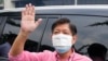 Ferdinand 'Bongbong' Marcos Jr., melambaikan tangan kepada pendukungnya setelah mengajukan sertifikat pencalonannya untuk pemilihan presiden, di Manila, Filipina, 6 Oktober 2021. (AP/Aaron Favila)