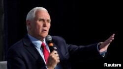 Mantan Wakil Presiden AS Mike Pence berbicara dalam sebuah acara di Washington, pada 31 Maret 2023. (Reuters/Kevin Lamarque)