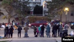 Sebuah mobil SUV berwarna merah melewati sejumlah penonton sebelum menabrak parade Natal di Waukesha, Wisconsin Minggu (21/11). 