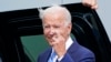 Presiden AS Joe Biden tampak menyilangkan jarinya ketika merespon pertanyaan wartawan mengenai persetujuan pagu utang AS saat ia tiba di Bandara O'Hare International di Chicago pada 7 October 2021. (Foto: AP/Susan Walsh)